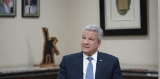 Macarrulla presenta renuncia al cumplirse los dos años pactados con el Presidente Abinader