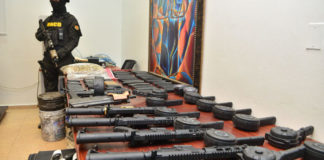 Autoridades ocupan armas y millones de pesos y dólares en Santiago