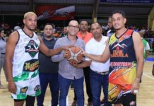 Los Rosario y Liga Juan Villar triunfan en inicio de basket superior de Villa Tapia