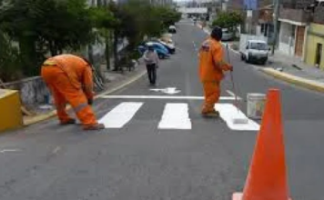 Obras Públicas informa de trabajo de señalización de carreteras y calles principales