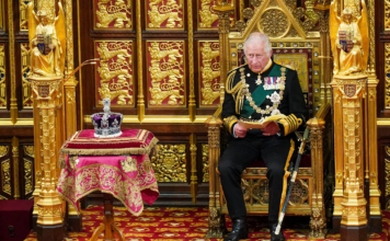 El rey Carlos III, que fue un príncipe incómodo durante mucho tiempo, asume el papel para el que nació