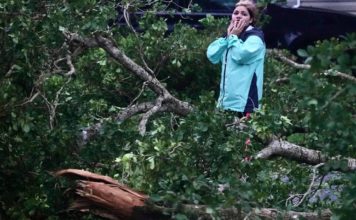 Ian deja atrapados y apagones en una Florida inundada
