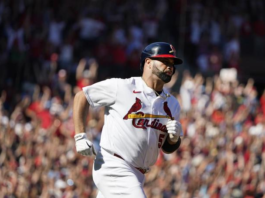 Pujols dispara el jonrón no. 702 en su último turno de la temporada regular