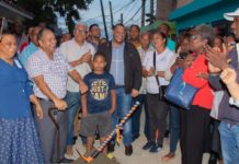 Alcalde Carlos Guzmán deja iniciados trabajos de aceras, contenes y badenes en 10 barrios de SDN