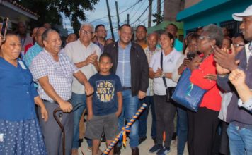 Alcalde Carlos Guzmán deja iniciados trabajos de aceras, contenes y badenes en 10 barrios de SDN