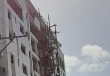 Comunitarios en Evaristo Morales temen posible derrumbe de escalera de torre en construcción