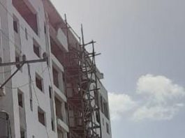 Comunitarios en Evaristo Morales temen posible derrumbe de escalera de torre en construcción