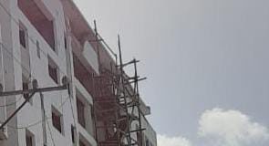 Comunitarios en Evaristo Morales temen posible derrumbe de escalera de torre en construcción