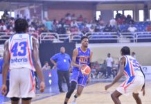 Mauricio Báez aplasta a San Lázaro en basket distrital