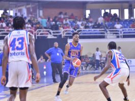 Mauricio Báez aplasta a San Lázaro en basket distrital