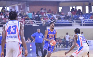 Mauricio Báez aplasta a San Lázaro en basket distrital
