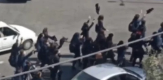 Las niñas y adolescentes que se están quitando el velo en las escuelas de Irán para apoyar las protestas contra el gobierno