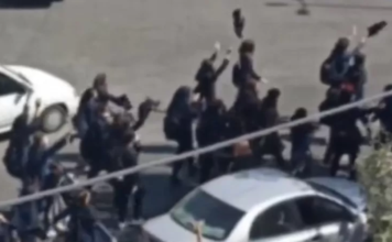 Las niñas y adolescentes que se están quitando el velo en las escuelas de Irán para apoyar las protestas contra el gobierno