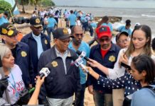 Director de Migración lidera jornada de limpieza en Playa Güibia