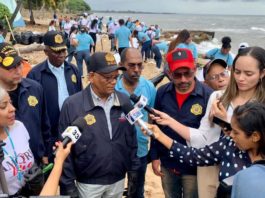 Director de Migración lidera jornada de limpieza en Playa Güibia
