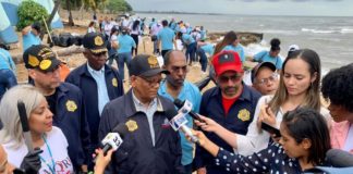 Director de Migración lidera jornada de limpieza en Playa Güibia