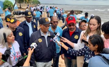 Director de Migración lidera jornada de limpieza en Playa Güibia