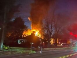 Varios muertos luego que pequeño avión se estrellara en edificio de New Hampshire, EEUU