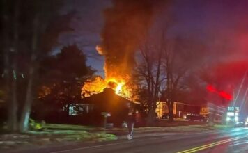 Varios muertos luego que pequeño avión se estrellara en edificio de New Hampshire, EEUU