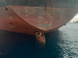 La impresionante imagen que muestra a tres migrantes que viajaron 11 días en la pala del timón de un petrolero para llegar a España
