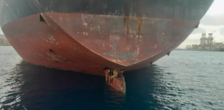 La impresionante imagen que muestra a tres migrantes que viajaron 11 días en la pala del timón de un petrolero para llegar a España