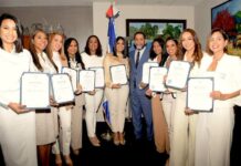 Yanilda Estrella recibe alta distinción del cónsul Eligio Jáquez en NY