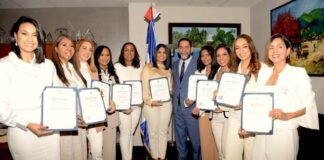 Yanilda Estrella recibe alta distinción del cónsul Eligio Jáquez en NY