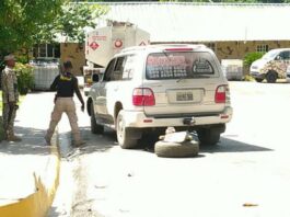 Detienen esposa de un gobernador haitiano en un vehículo cargado de municiones en Elías Piña