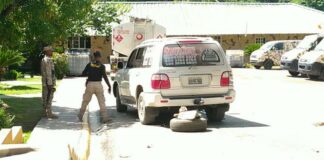 Detienen esposa de un gobernador haitiano en un vehículo cargado de municiones en Elías Piña