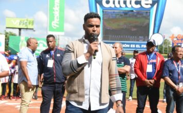 Equipo dominicano imparte clínica de béisbol a 2,000 niños