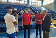 Ex-NBA Jon Koncak visita al club Mauricio Báez