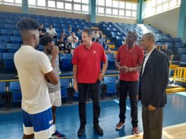 Ex-NBA Jon Koncak visita al club Mauricio Báez