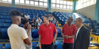 Ex-NBA Jon Koncak visita al club Mauricio Báez