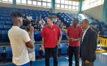 Ex-NBA Jon Koncak visita al club Mauricio Báez