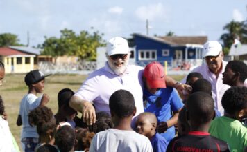 Residentes de Isla Saona pasan su primera Navidad con energía 100% renovable