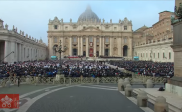 El adiós a Benedicto XVI. El Papa: “Padre, en tus manos encomendamos su espíritu”