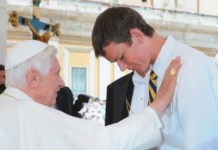 Escultor del Vaticano asegura que Benedicto XVI “va a ser santo”