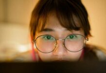 Las compañías que están empujando a los jóvenes al agotamiento extremo