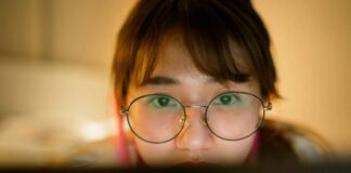 Las compañías que están empujando a los jóvenes al agotamiento extremo