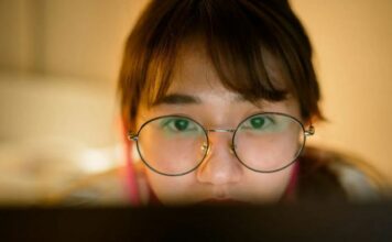 Las compañías que están empujando a los jóvenes al agotamiento extremo