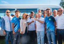 Ministro Paliza entrega moderno autobús a deportistas de Montellano