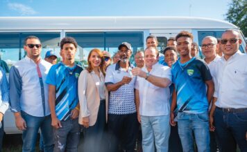 Ministro Paliza entrega moderno autobús a deportistas de Montellano