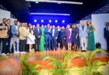 Alcalde Carlos Guzmán entrega premios a 11 destacados jóvenes en Premios Juveniles SDN 2022