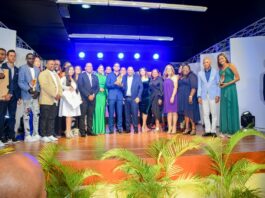 Alcalde Carlos Guzmán entrega premios a 11 destacados jóvenes en Premios Juveniles SDN 2022