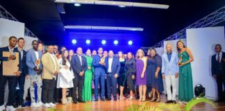 Alcalde Carlos Guzmán entrega premios a 11 destacados jóvenes en Premios Juveniles SDN 2022