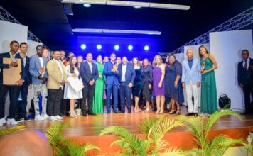 Alcalde Carlos Guzmán entrega premios a 11 destacados jóvenes en Premios Juveniles SDN 2022