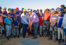 Alcalde Carlos Guzmán y Cementos Argos inician remozamiento de Play de béisbol en Jacagua