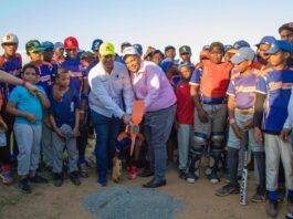 Alcalde Carlos Guzmán y Cementos Argos inician remozamiento de Play de béisbol en Jacagua