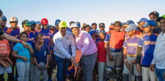 Alcalde Carlos Guzmán y Cementos Argos inician remozamiento de Play de béisbol en Jacagua