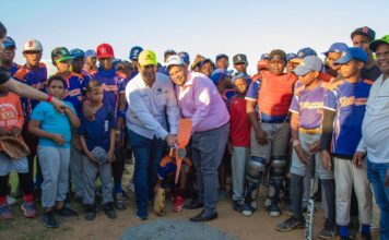 Alcalde Carlos Guzmán y Cementos Argos inician remozamiento de Play de béisbol en Jacagua